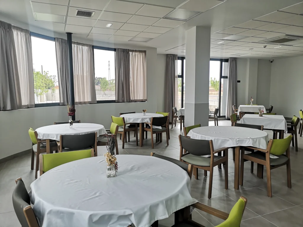 mesas preparadas comedor centro residencial