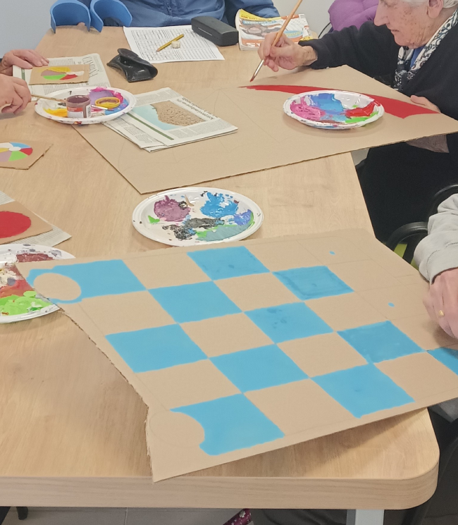 Talleres Campolar Ilusiones - residentes pintando con acuarela en cartones