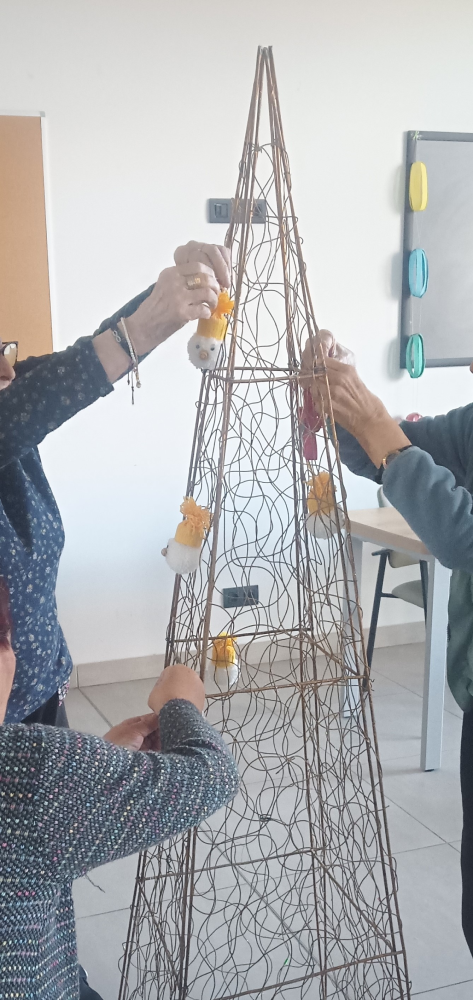 Talleres Campolar Ilusiones - residentes decorando árbol de navidad
