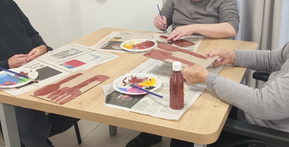 Talleres Campolar Ilusiones - residentes dibujando con acuarelas