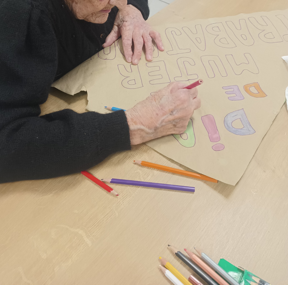 Talleres Campolar Ilusiones - señora pintando