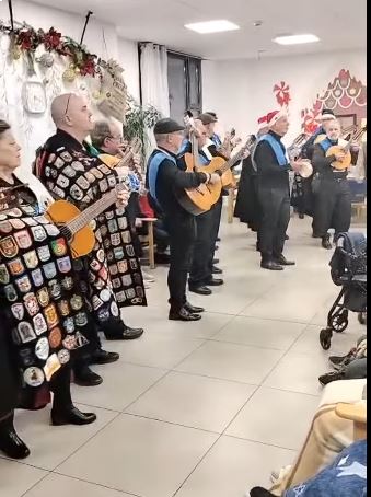 Talleres Campolar Ilusiones - tuna tocando la guitarra española