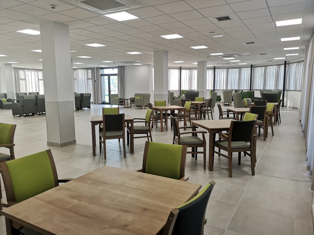 comedor con sillas verdes del centro residencial Campolar Paramo