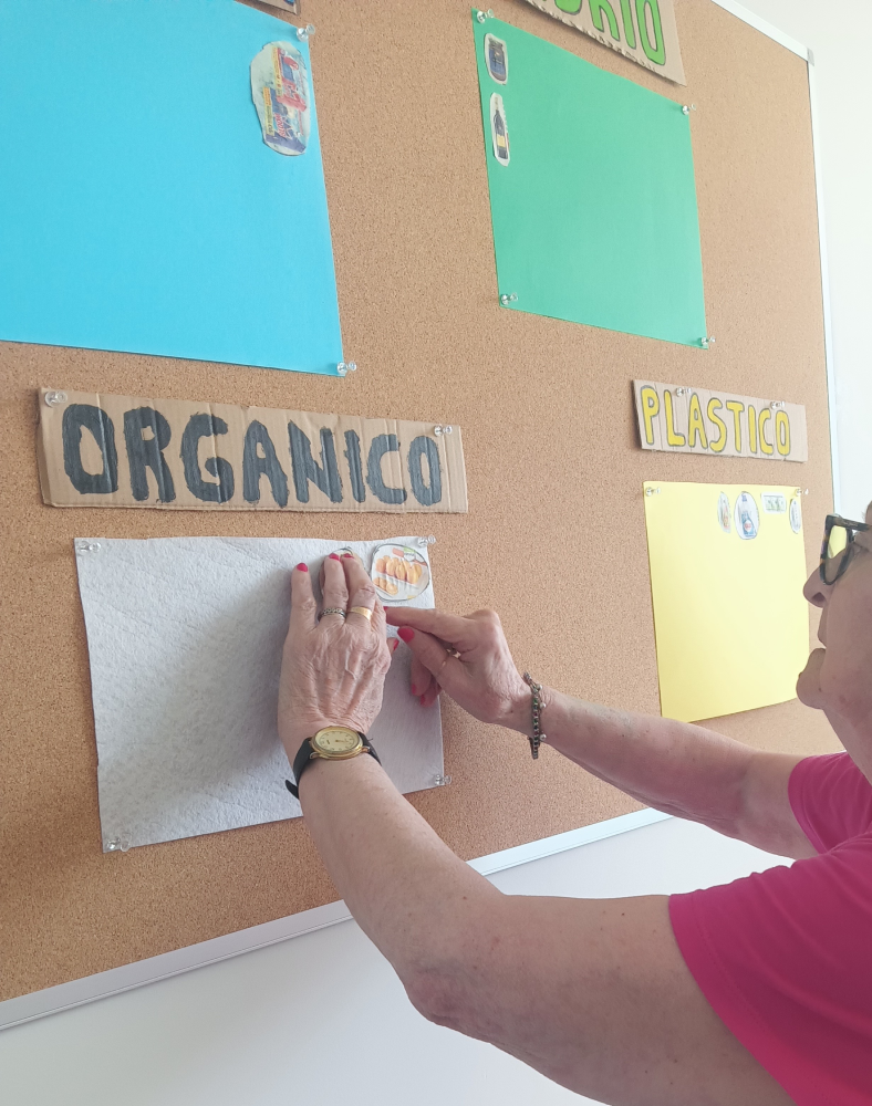 Talleres Campolar Ilusiones - chica rellenando con dibujos panel informativo