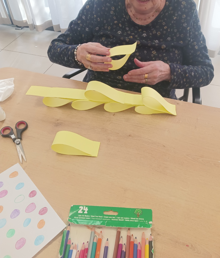 Talleres Campolar Ilusiones - mujer realizando figuras con papel