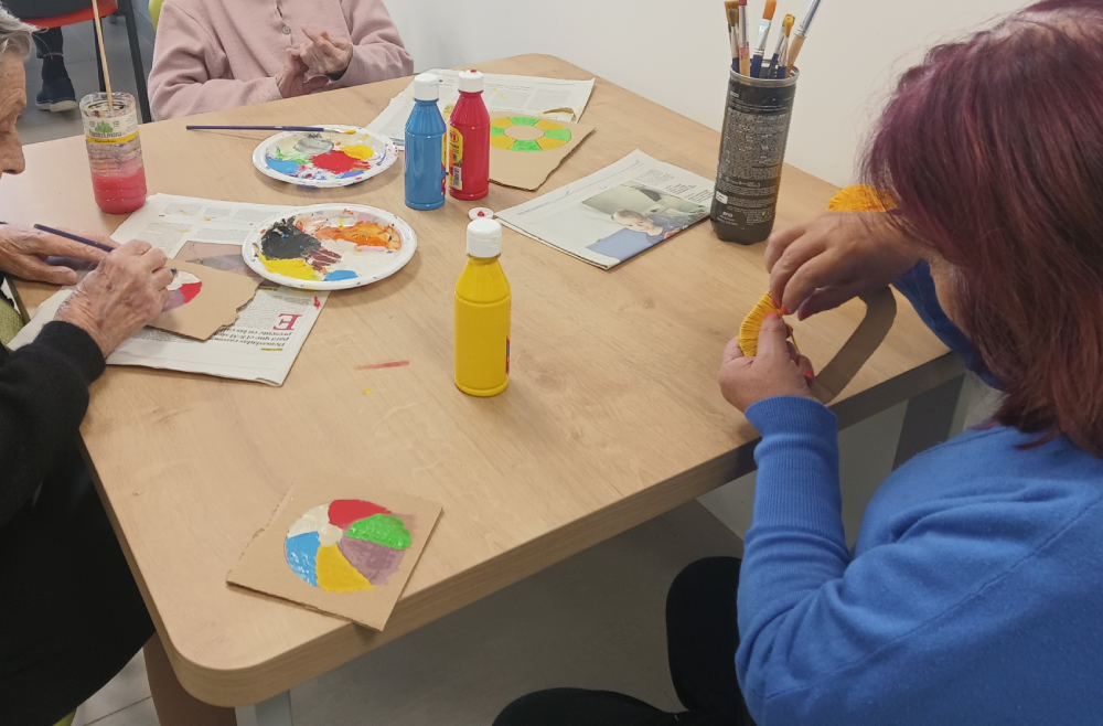 Talleres Campolar Ilusiones - residentes pintando con acuarela