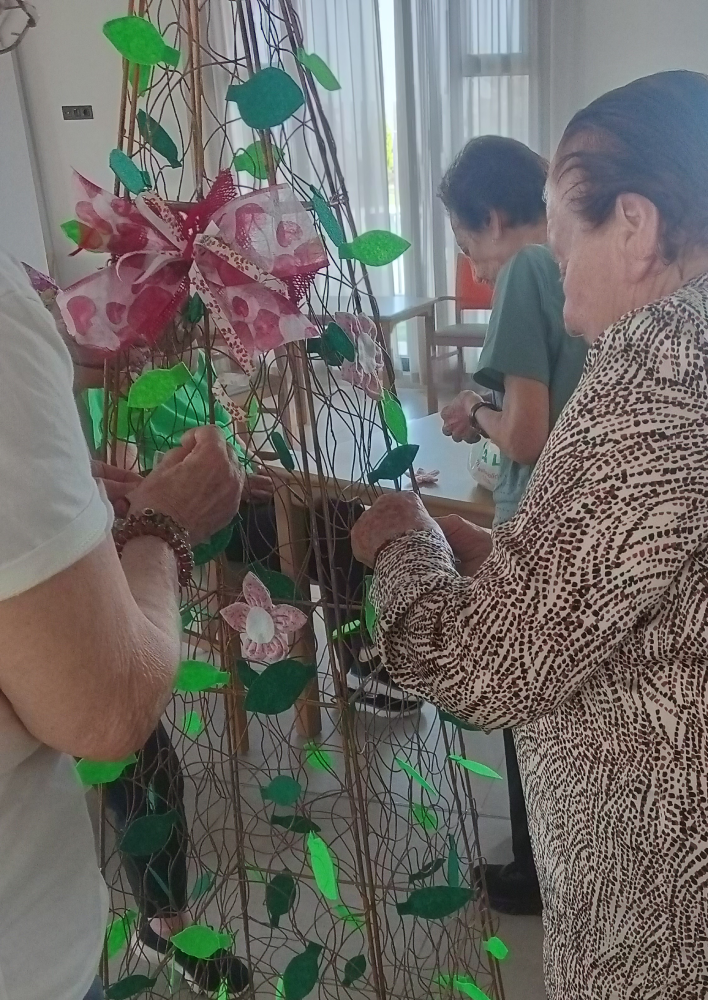 Talleres Campolar Ilusiones - residentes decorando árbol de navidad