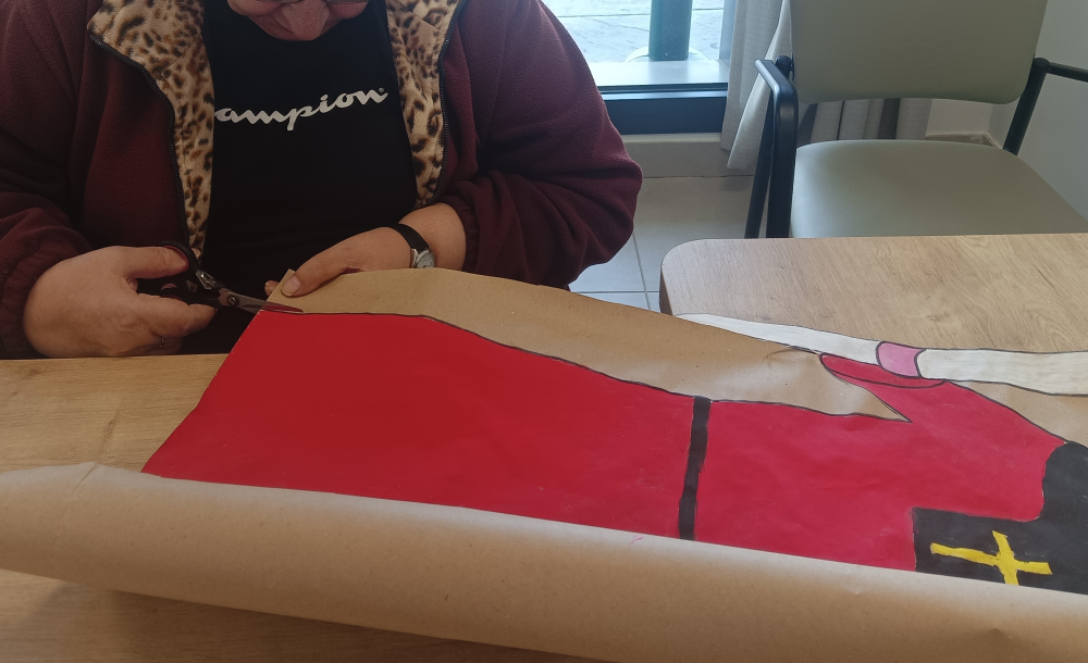 Talleres Campolar Ilusiones - mujer recortando dibujo del papel