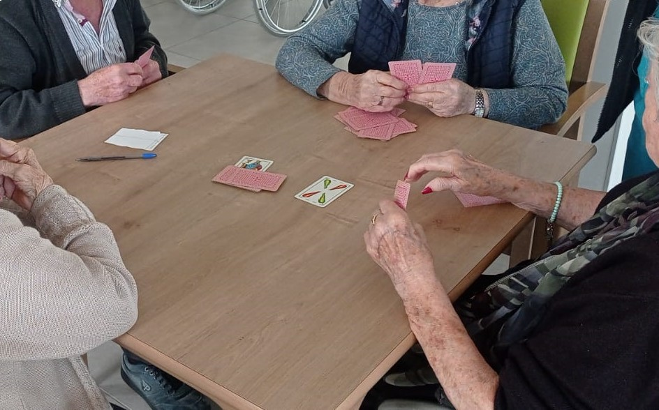 Talleres Campolar Ilusiones - residentes jugando al tute
