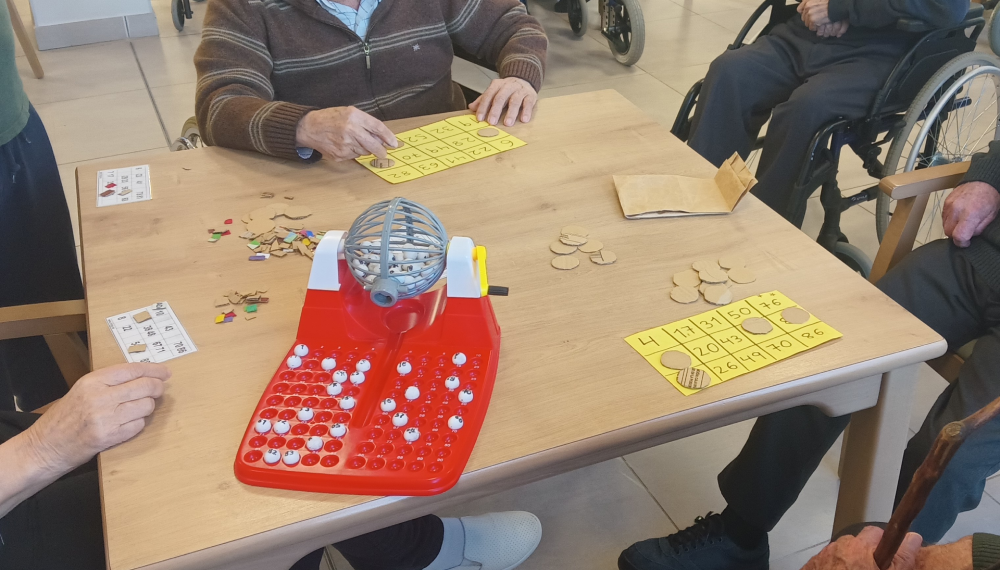 Talleres Campolar Ilusiones - residentes jugando al bingo