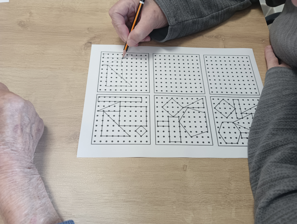 Talleres Campolar Ilusiones - residentes dibujando figuras geométricas