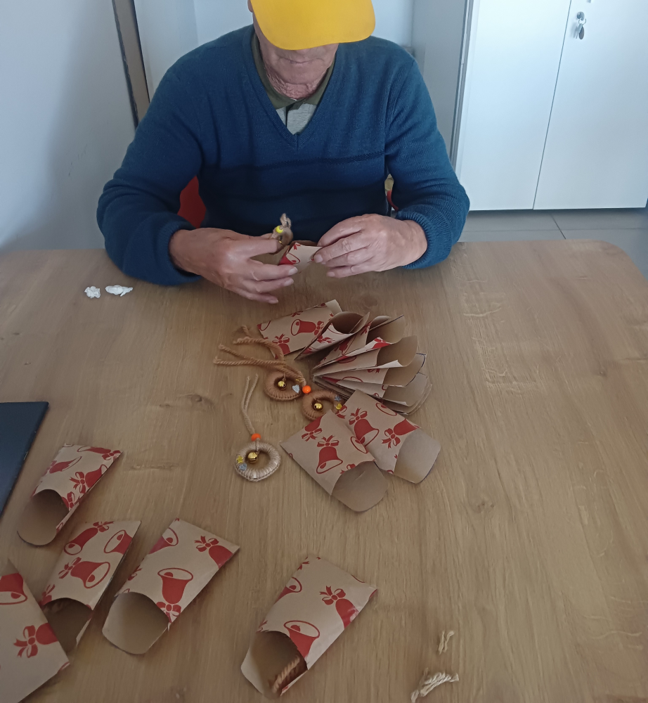Talleres Campolar Ilusiones - residente rellenando sobres con figuras decorativas