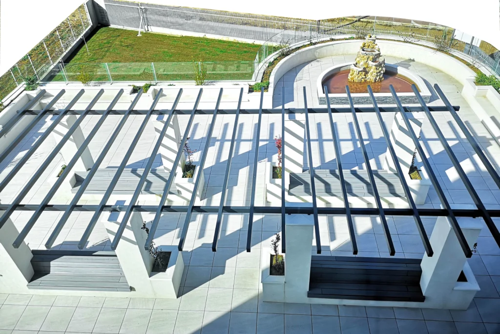 patio con bancos y fuente de la residencia Centro Residencial Campolar Paramo