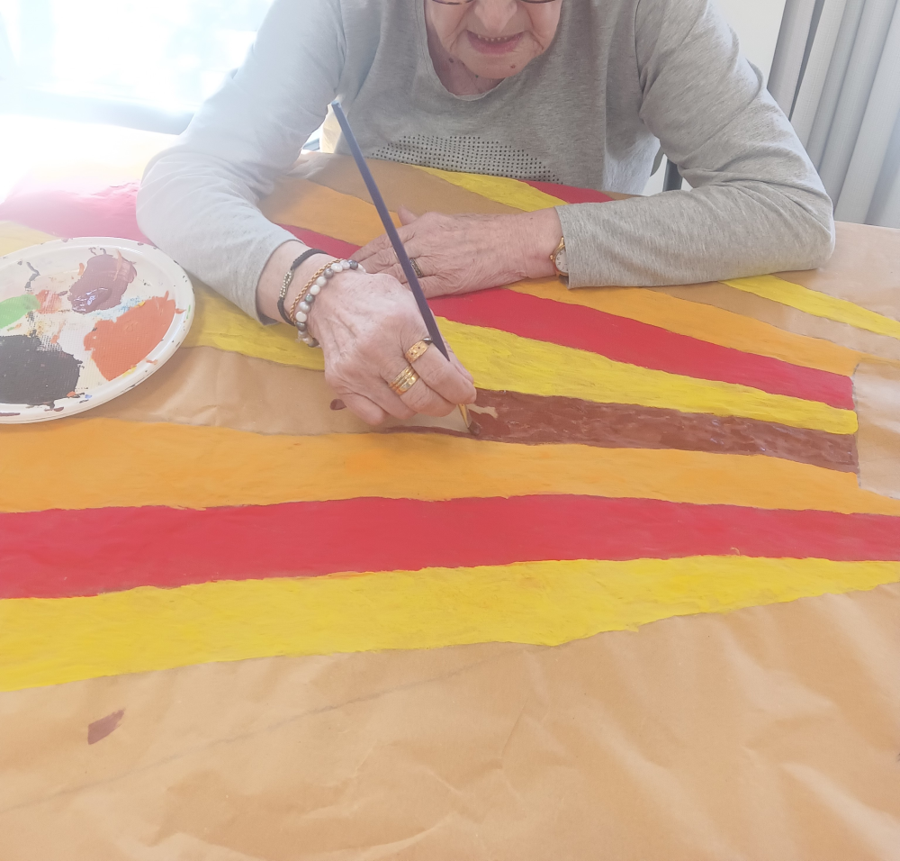 Talleres Campolar Ilusiones - señora dibujando bandera de colores con acuarela